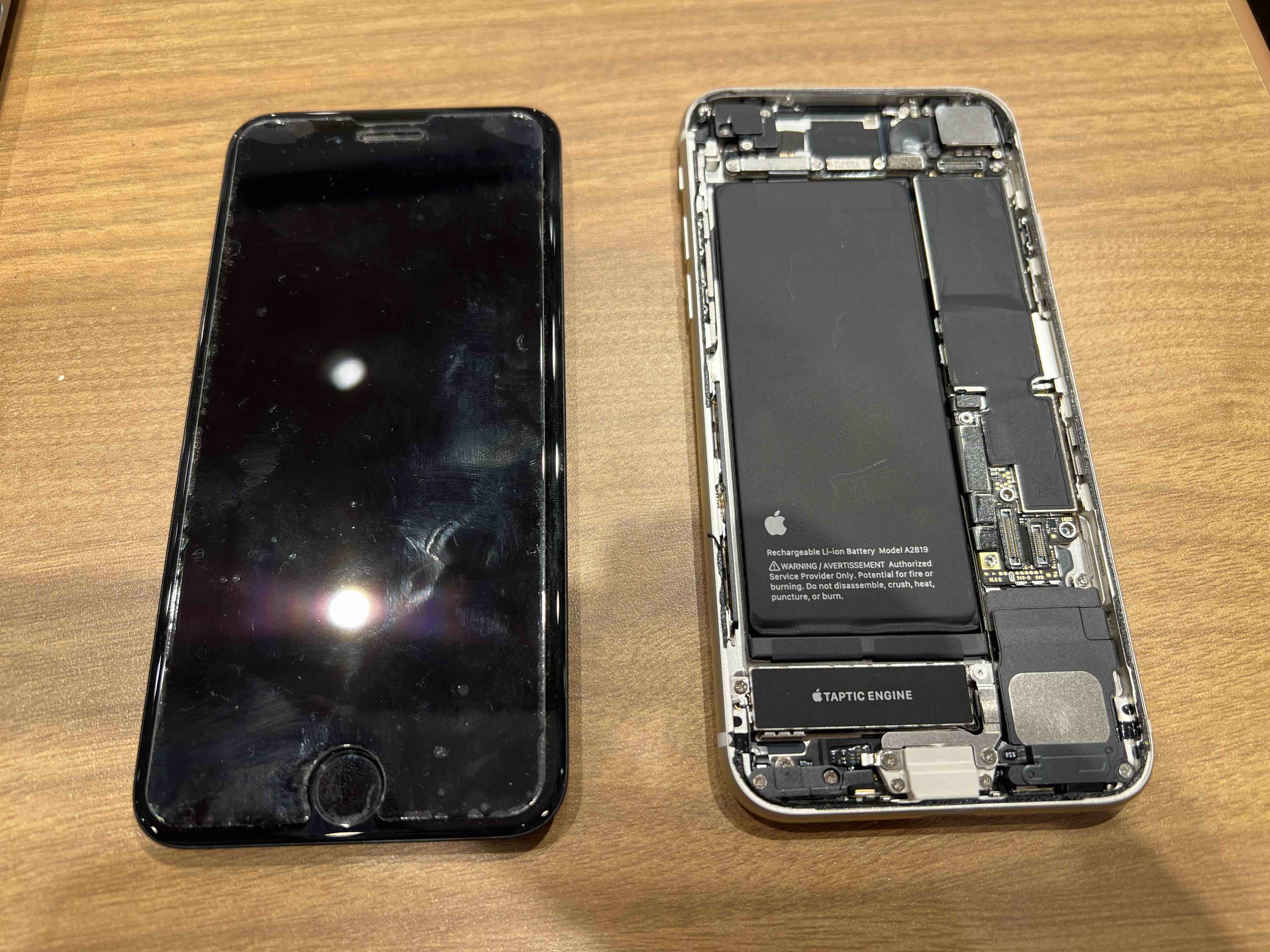 【目黒よりご来店】iPhone SE 第3世代の液晶パネル交換修理をご依頼いただきました！